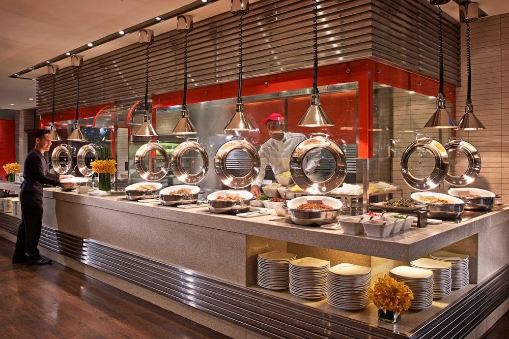 Отель Royal Plaza On Scotts Сингапур Экстерьер фото A buffet at a hotel