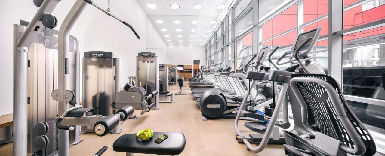 Отель Royal Plaza On Scotts Сингапур Экстерьер фото The gym at the hotel