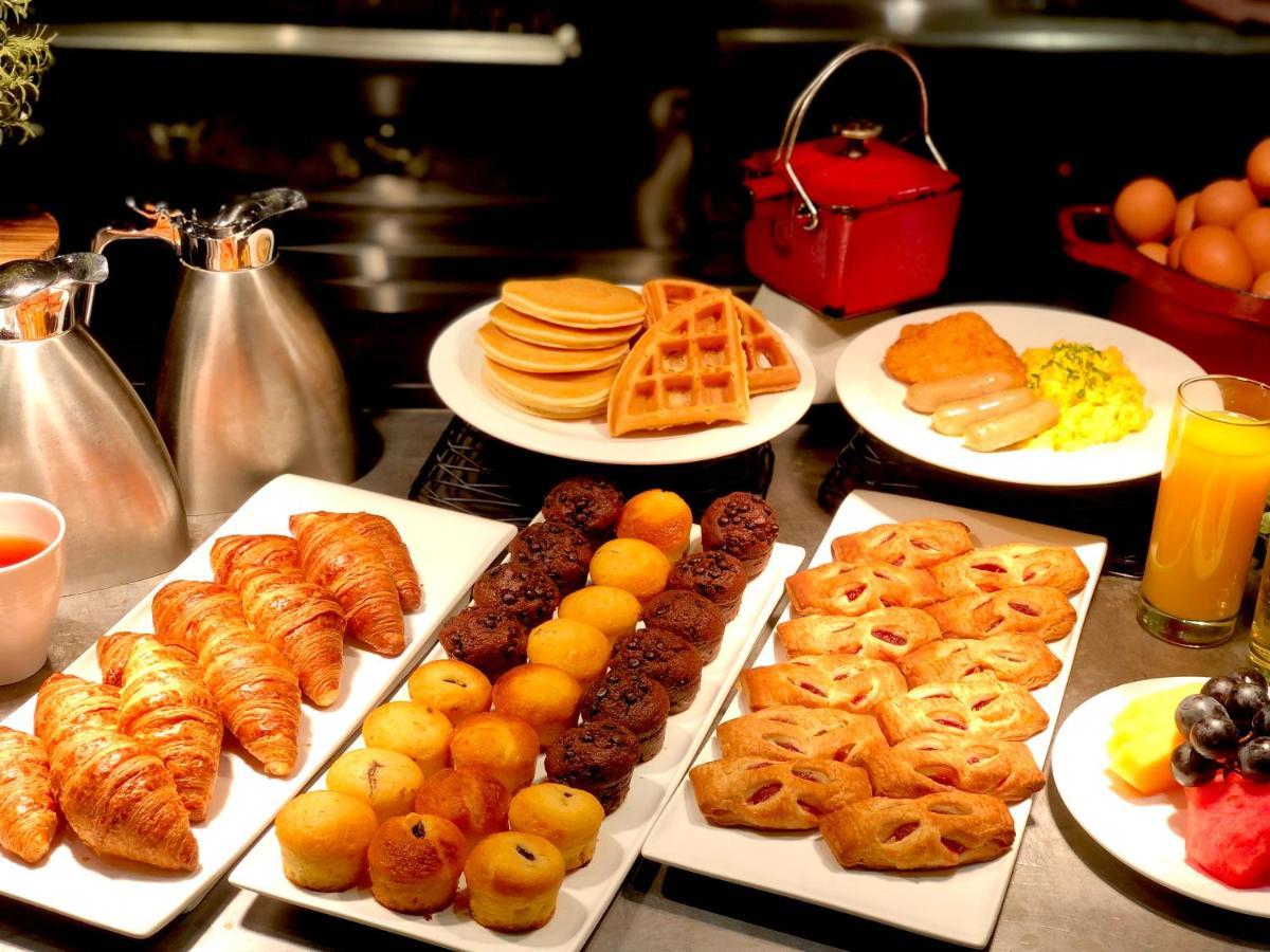Отель Royal Plaza On Scotts Сингапур Экстерьер фото A breakfast buffet
