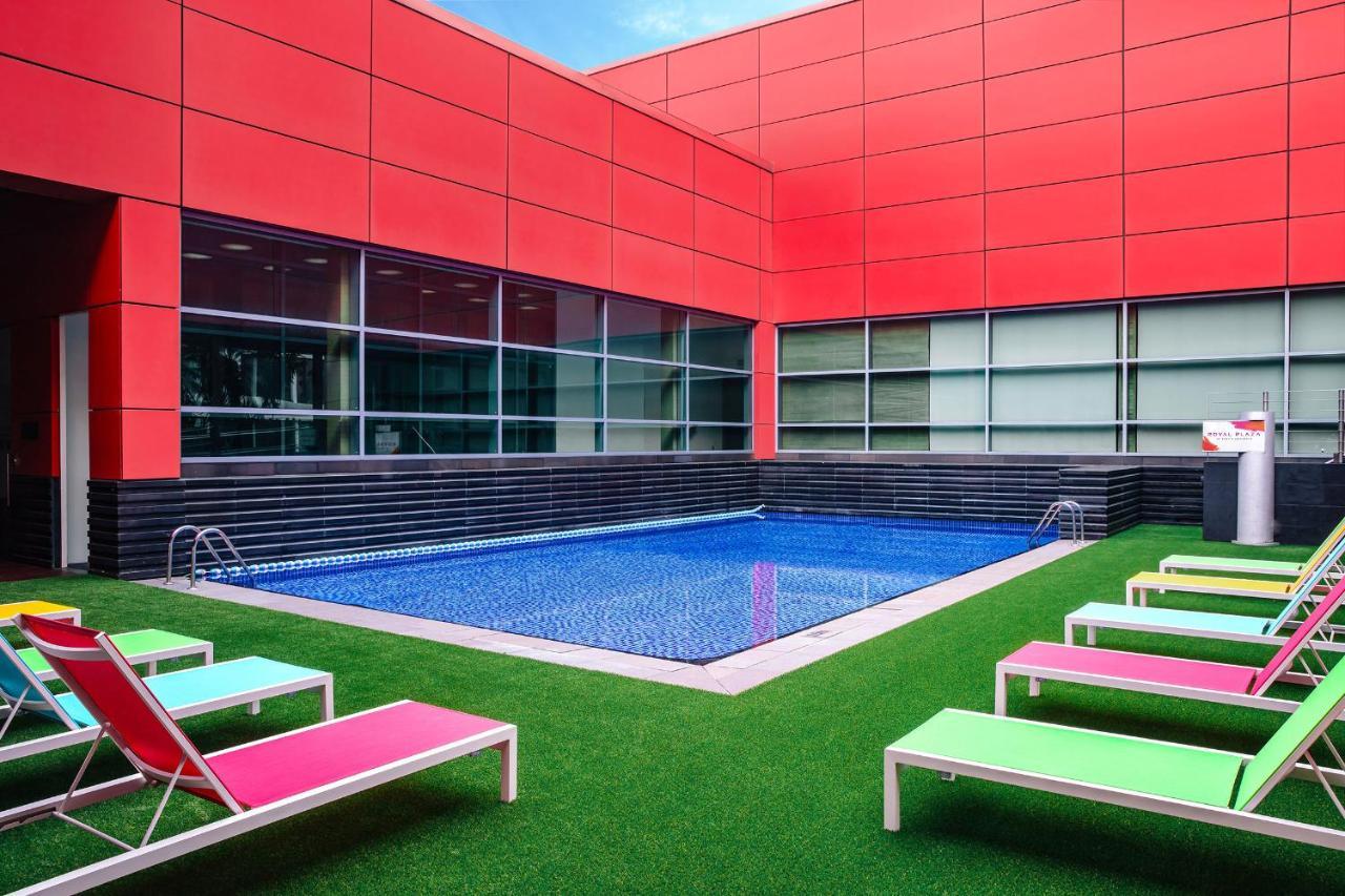 Отель Royal Plaza On Scotts Сингапур Экстерьер фото The pool at the hotel