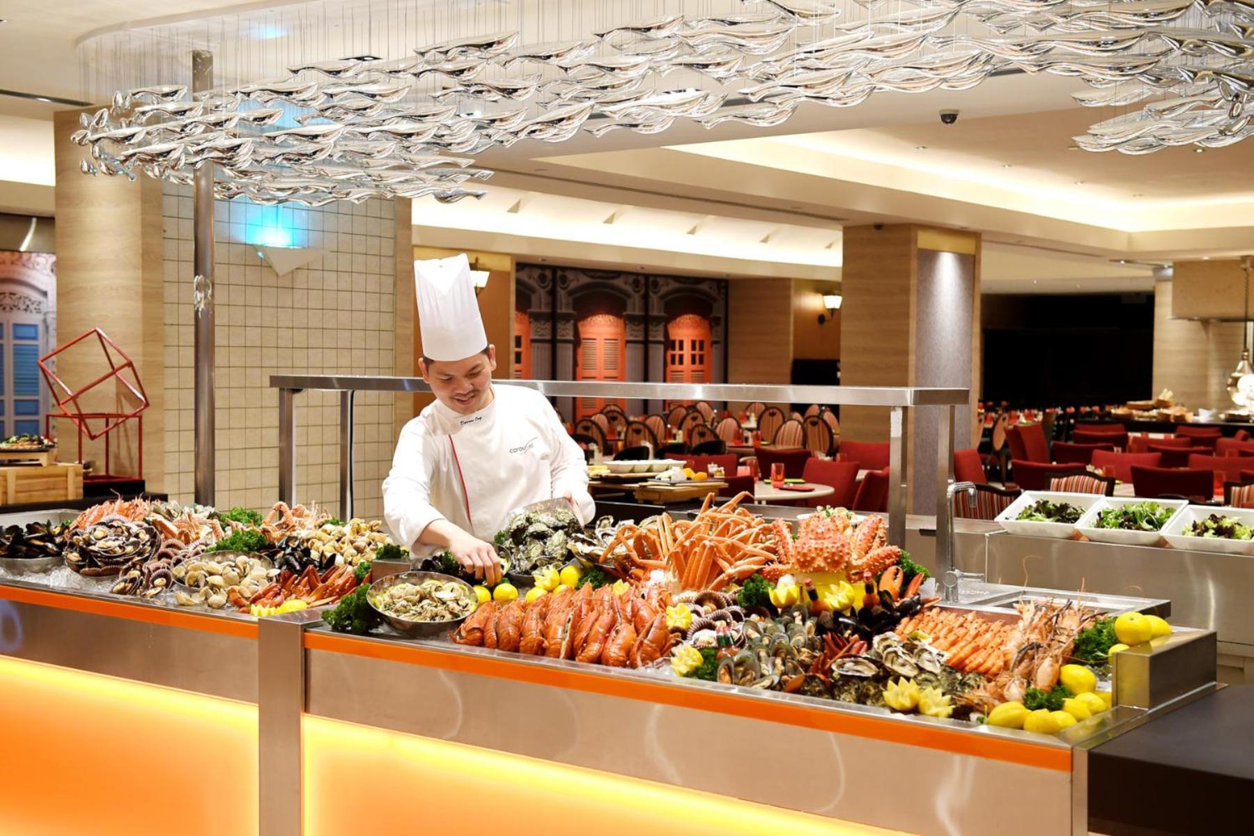 Отель Royal Plaza On Scotts Сингапур Экстерьер фото A buffet at a hotel