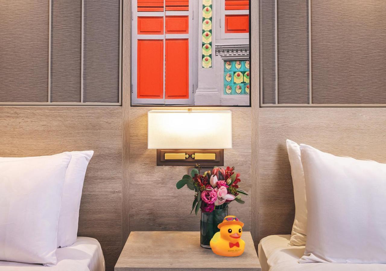 Отель Royal Plaza On Scotts Сингапур Экстерьер фото A rubber duck on a bedside table
