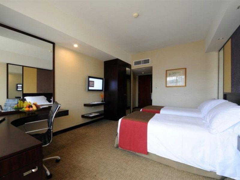 Отель Royal Plaza On Scotts Сингапур Экстерьер фото A room at the hotel